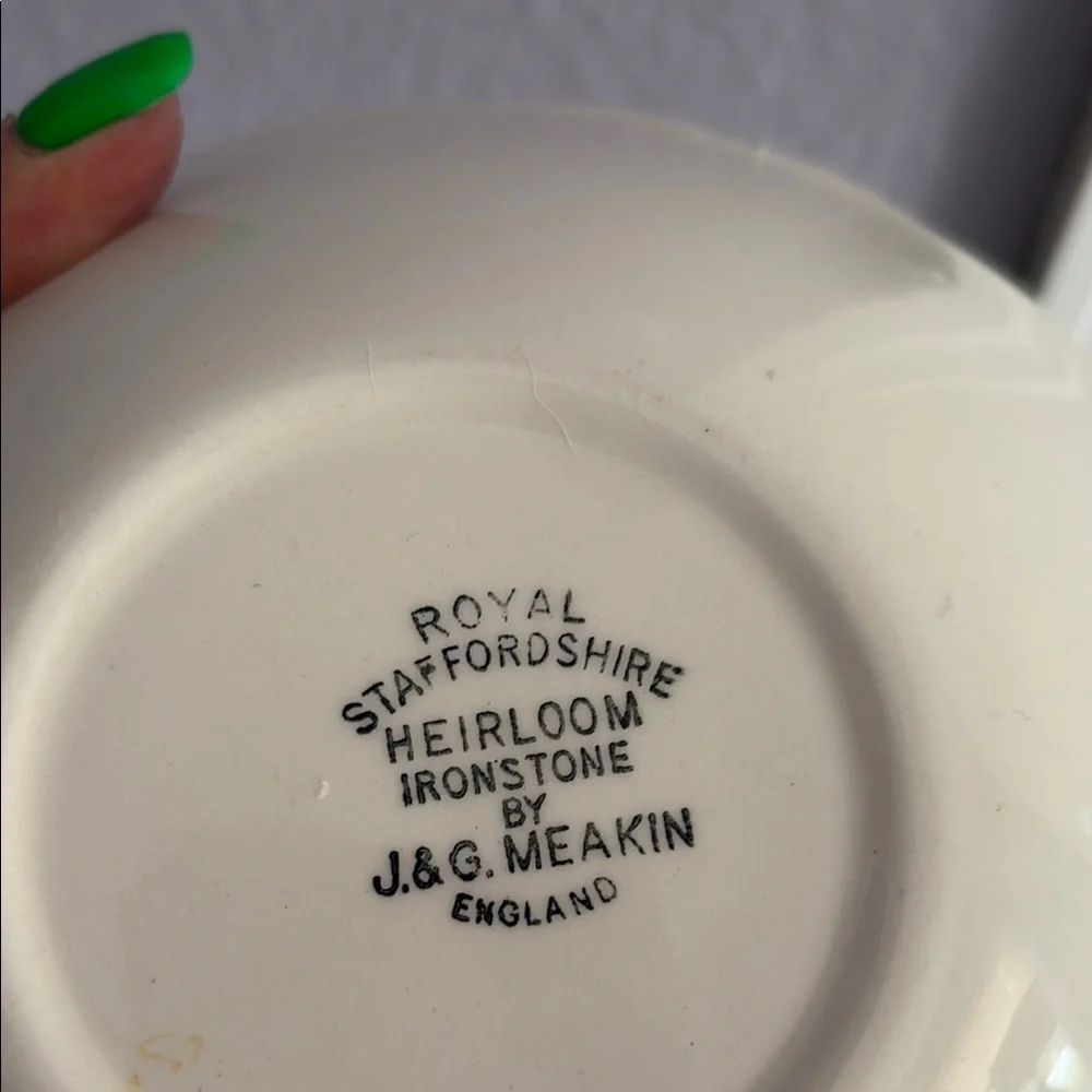 Johnson Brothers Red and Green Dinnerware Set - Picture 3 of 5